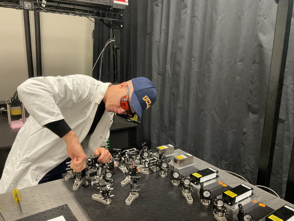 Pesquisador realizando experimentos no Quantum Lab